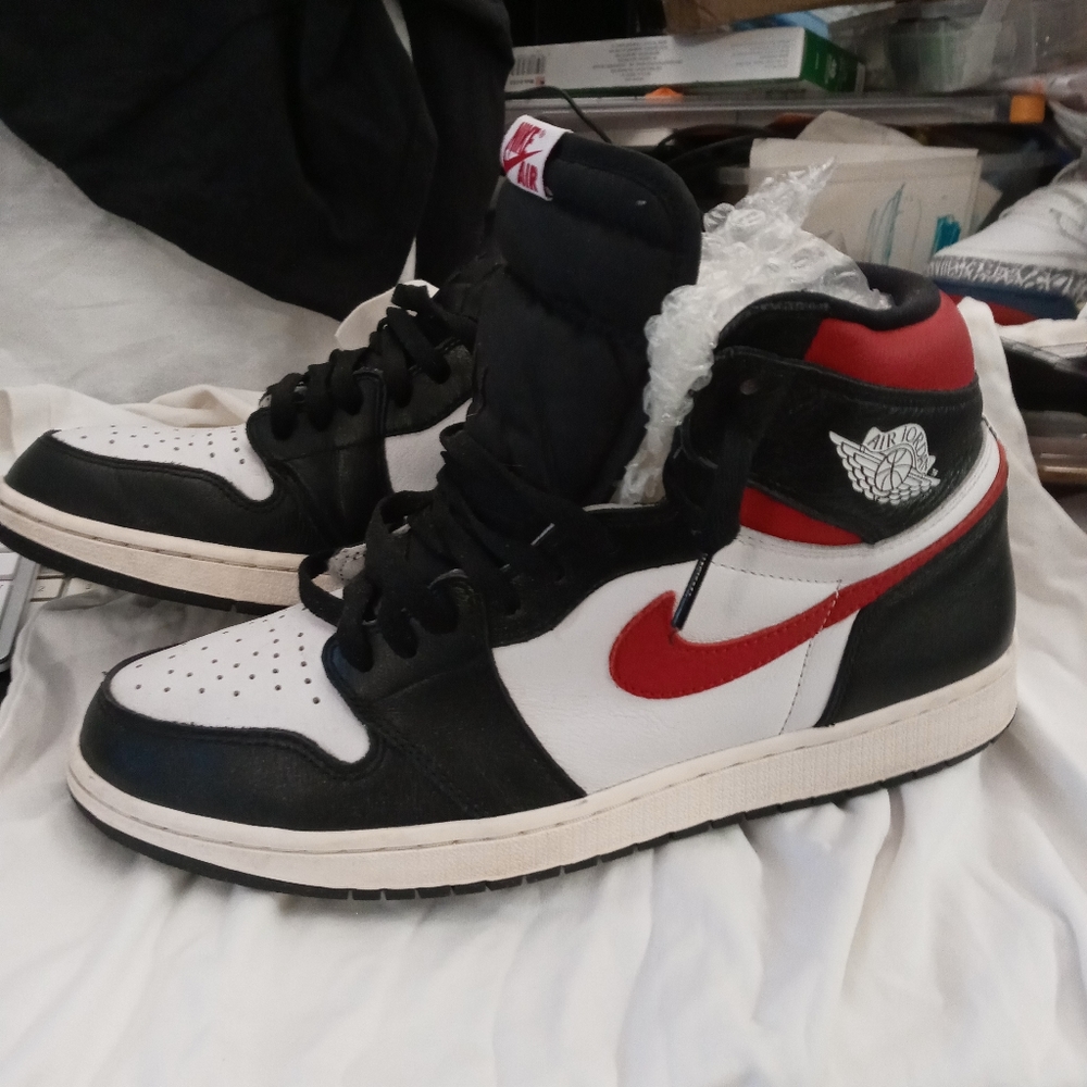 NIKE air Jordan.   Red black